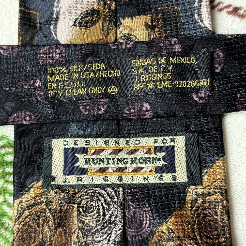 Sophisticated Black and Gold Patterned Men's Tie - Picture 2 of 3